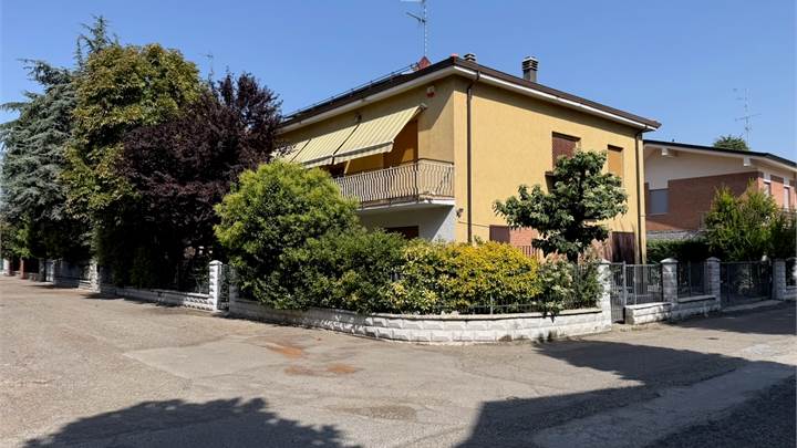 Casa singola bifamiliare ristrutturata 