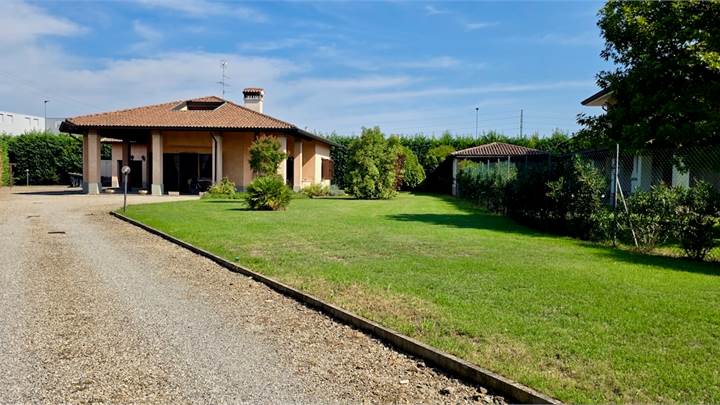 Villa Monopiano di Recente Costruzione con Ampio Giardino